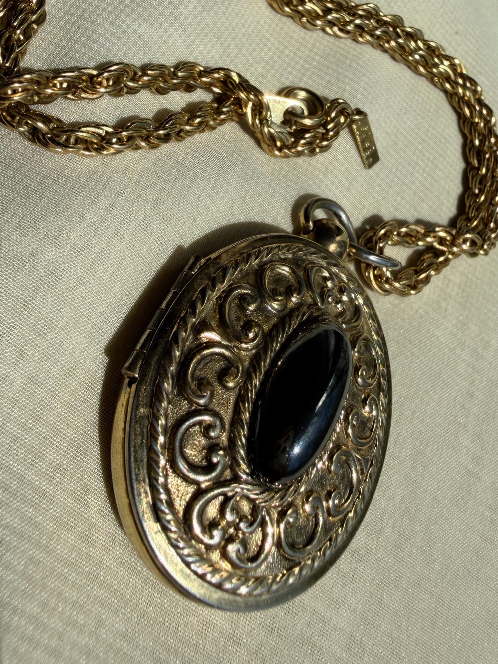Vtg 1970s Gold Tone Perfume Locket Necklace, Black Cabochon Pendant & Chain